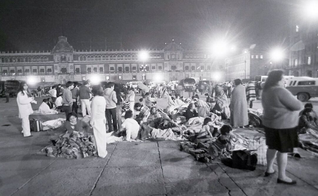 Congregación de capitalinos en la noche del 20 de septiembre de 1985, minutos después de la réplica de 7.6 grados que cimbró al centro del país. El Zócalo Capitalino se convirtió en hogar de miles esa noche. Foto: Archivo EL UNIVERSAL.