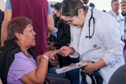 Hidalguenses reciben atención médica integral gratuita mediante unidades móviles y personal especializado