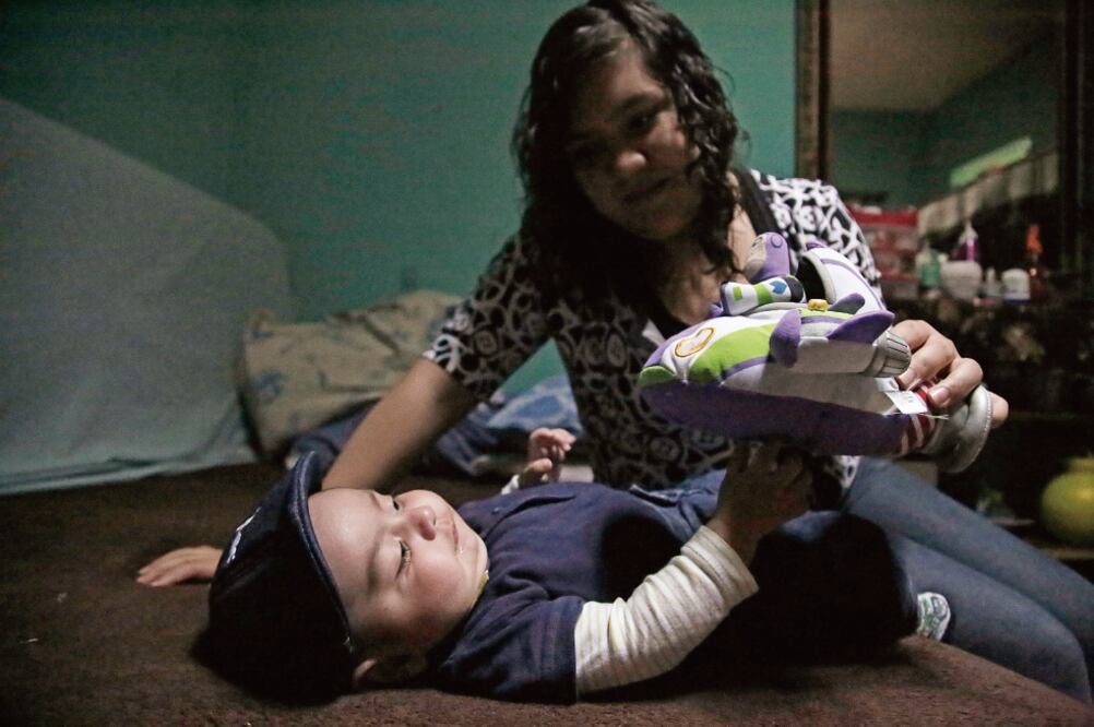 Erin Dayan relata que cuando sale a la calle con su bebé Liam, la gente piensa que es su hermanito y cuando les aclara que es su hijo, la mayoría le comenta que está bien chiquita, pero ella orgullosa les aclara que lo cuida y se desvela si algo pasa (AL)