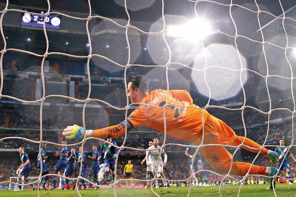 A tiro libre de Cristiano al minuto 77, la barrera del Wolfsburgo alemán se abrió para que el balón, muy justo al poste, rebasara la meta de Benaglio, quien nada pudo hacer (JUAN MEDINA)