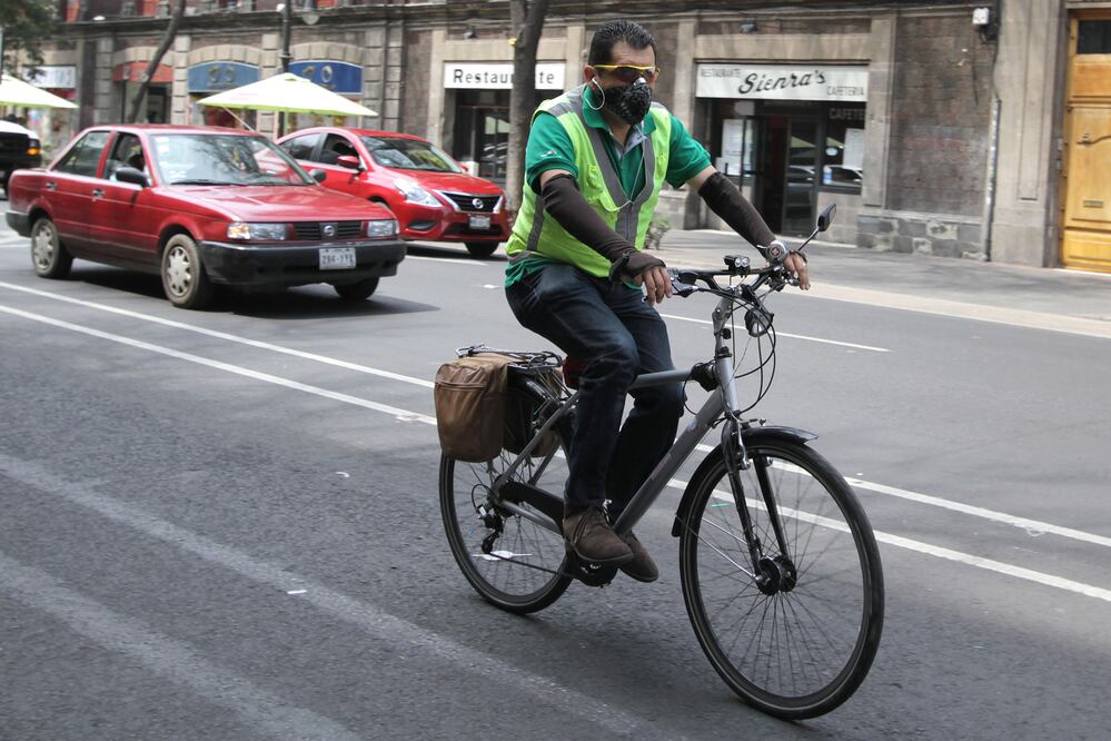 Personas ocupan la bicicleta como medio de transporte ante la contingencia ambiental en la Ciudad de México (CARLOS MEJÍA. EL UNIVERSAL)