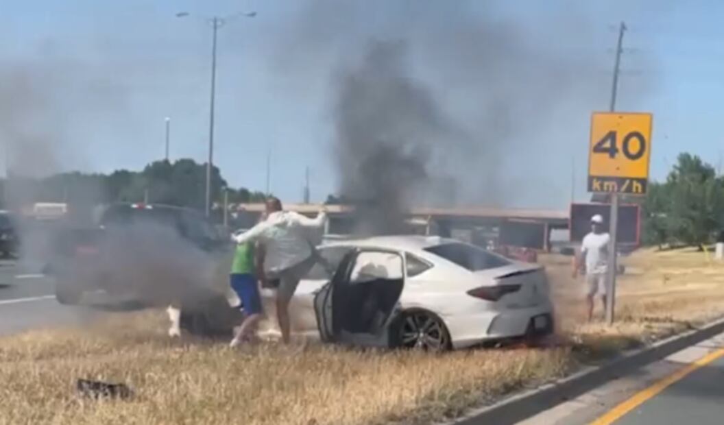 Extraños salvan a conductor de morir incendiado dentro de su coche