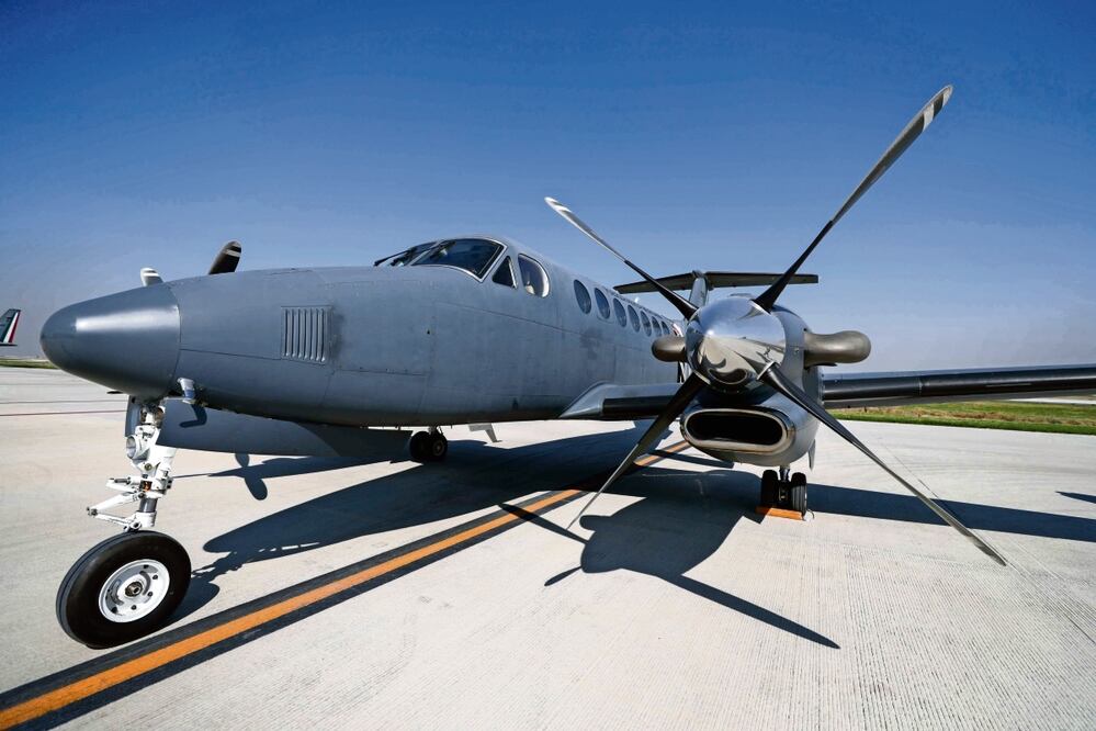 Los sobrevuelos, que despegan de la Base Aérea de Santa Lucía, se realizan en un avión King Air 350 I, que pertenece al Escuadrón 702 de la FAM, que fue adaptado con un sistema de aspersión de lluvias.