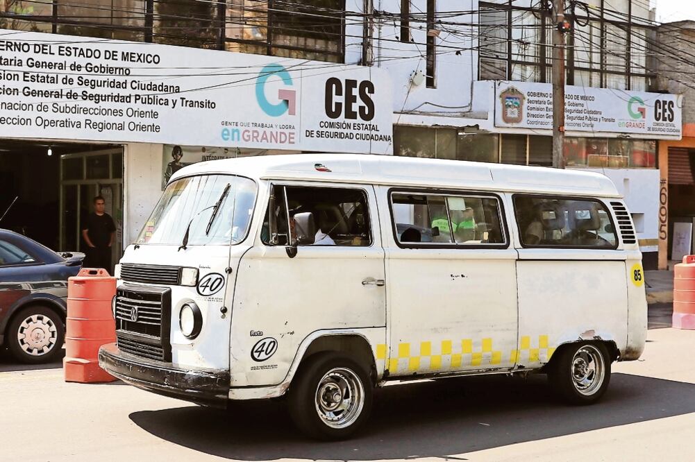De acuerdo con las autoridades, más del 50% de las 380 unidades que conforman la ruta 40 son combis (JORGE ALVARADO. EL UNIVERSAL)