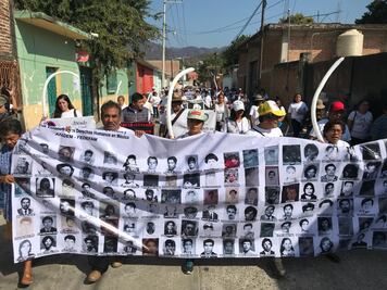 Marchan familias de desaparecidos en Huitzuco, Guerrero