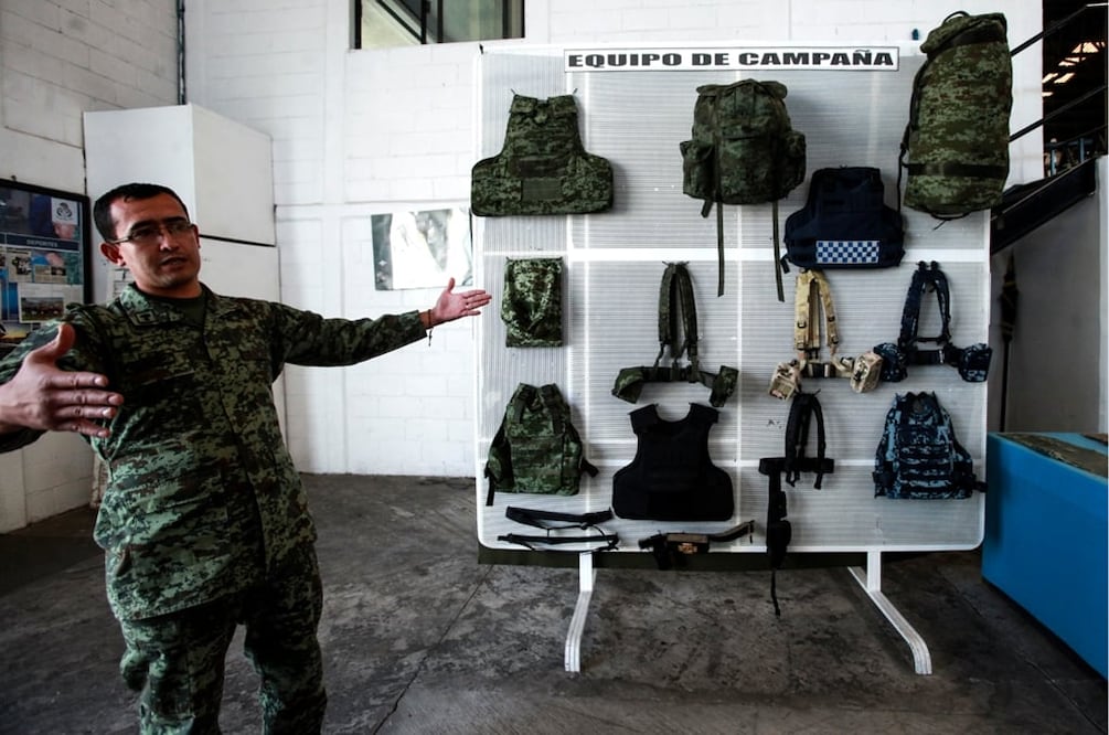Los chalecos antibalas que fabrica el Ejército cumplen con los más altos estándares de calidad y se hacen en la Fábrica de Artículos de Campaña, en la CDMX. 
