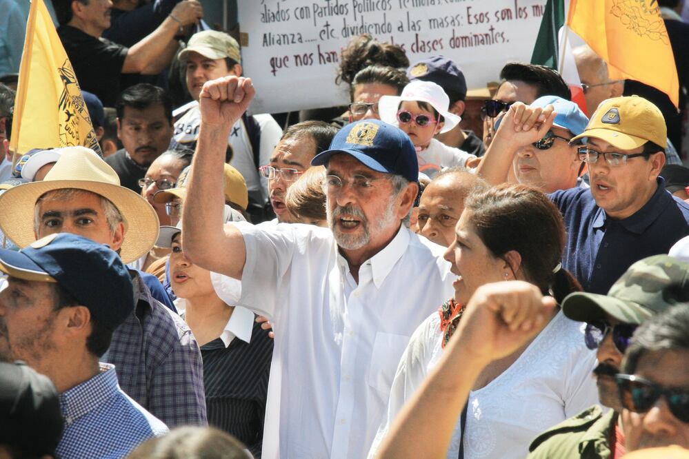 El rector de la UNAM, Enrique Graue Wiechers, encabezó a los contingentes de la Universidad y denunció que había un grupo que no dejaba pasar a los universitarios, pero las provocaciones no prosperaron (IRVIN OLIVARES. EL UNIVERSAL)