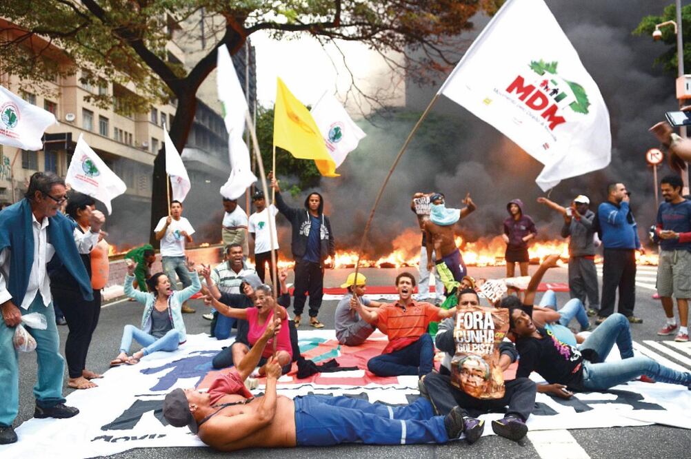 Ayer se produjeron protestas y enfrentamientos en 27 estados de Brasil en contra del juicio político a Rousseff. Los manifestantes bloquearon 14 carreteras (ROSA ROVENA. AGENCIA BRASIL/EFE)