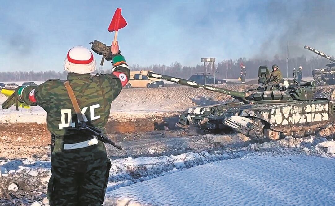 Rusia anunció ayer la retirada de algunas unidades militares de la frontera con Ucrania, pero mantuvo sus exigencias de seguridad a Estados Unidos y la OTAN. Foto: AP