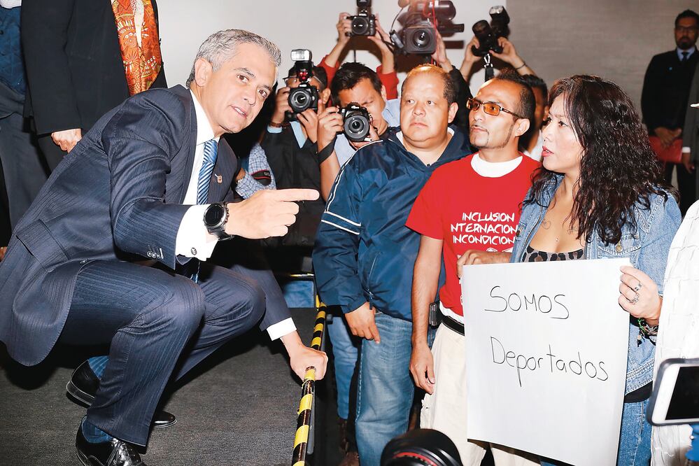 Miguel Ángel Mancera dialogó con mexicanos deportados de Estados Unidos durante la segunda mesa de trabajo “México ante la adversidad” (AGUSTÍN SALINAS. EL UNIVERSAL)