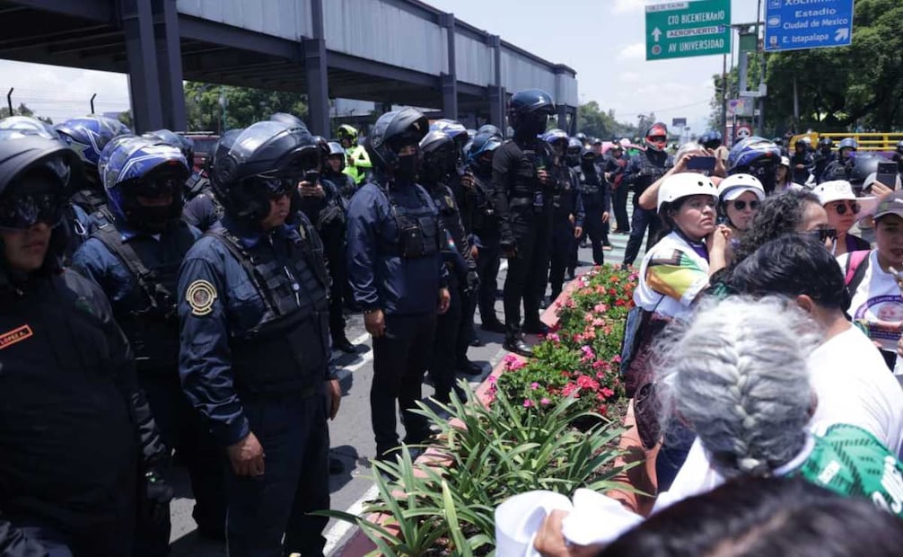 Los elementos de la SSC les impidieron avanzar con dirección al Estadio Ciudad de México. Foto: Fernanda Rojas / EL UNIVERSAL