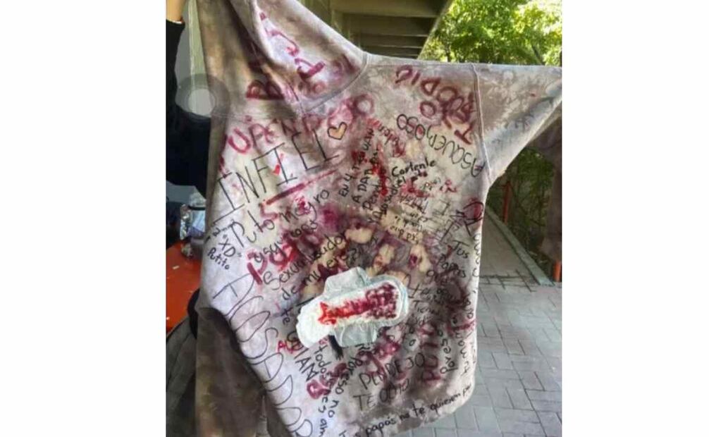 Alumnas rayan suéter de un presunto integrante del chat. Foto: Especial