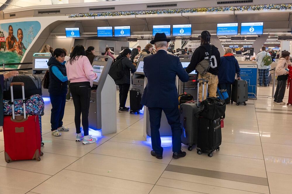 Pasajeros en el aeropuerto de LaGuardia, en Nueva York, afectado por las cancelaciones de vuelos, debido al cierre de gobierno. FOTO: AFP