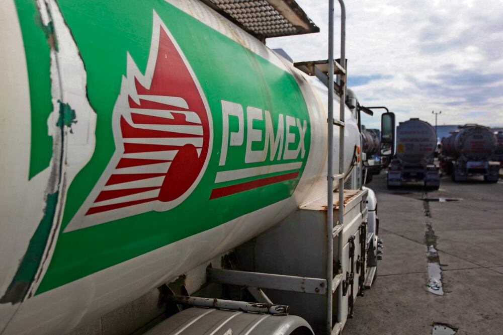 El traslado de gasolinas por pipas tiene un costo por barril de 14 centavos de dólar cada kilómetro; el ferrocarril ofrece un promedio de 6 centavos de dólar por kilómetro, indican datos de la Comisión Reguladora de Energía. Foto: Archivo / El Universal