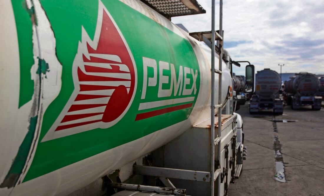 El traslado de gasolinas por pipas tiene un costo por barril de 14 centavos de dólar cada kilómetro; el ferrocarril ofrece un promedio de 6 centavos de dólar por kilómetro, indican datos de la Comisión Reguladora de Energía. Foto: Archivo / El Universal