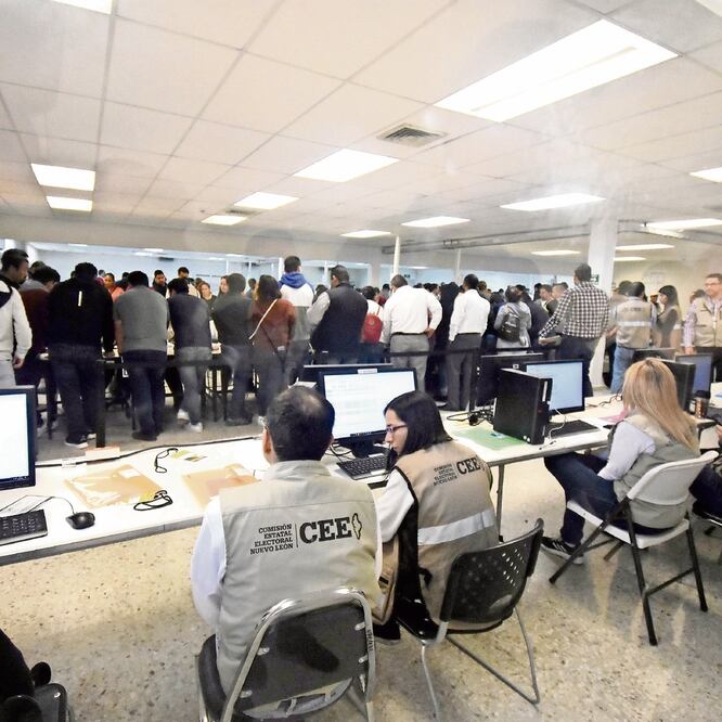 A las 23:30 horas de ayer, la Comisión Electoral Municipal contabilizó el 100% de votos de mil 558 paquetes. (EMILIO VÁSQUEZ. EL UNIVERSAL)