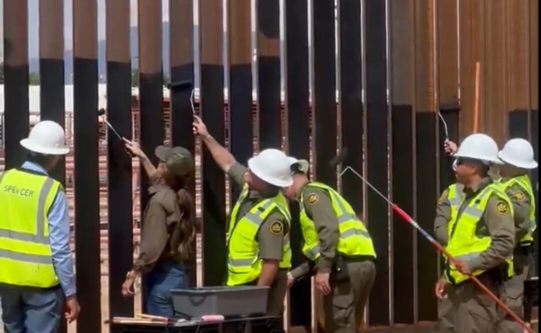 Kristi Noem, secretaria de seguridad, se suma a pintar el muro fronterizo de negro. (19/08/25) Foto: Captura de video