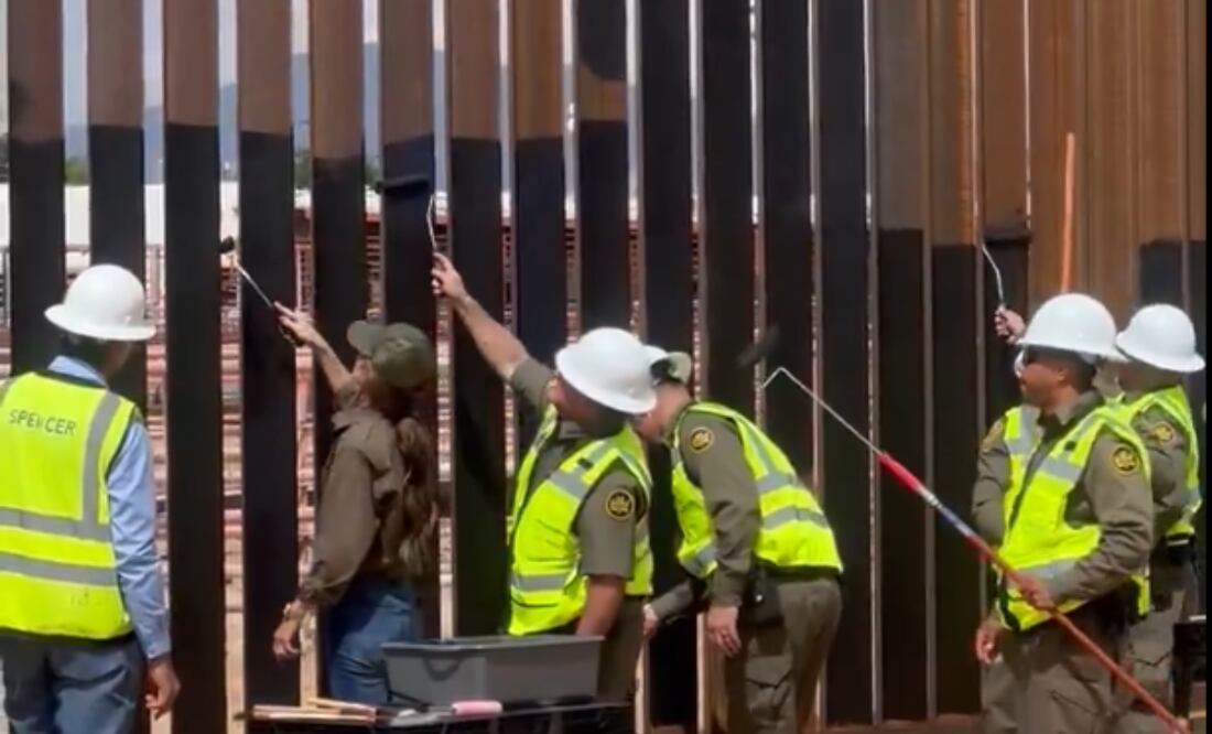 Kristi Noem, secretaria de seguridad, se suma a pintar el muro fronterizo de negro. (19/08/25) Foto: Captura de video