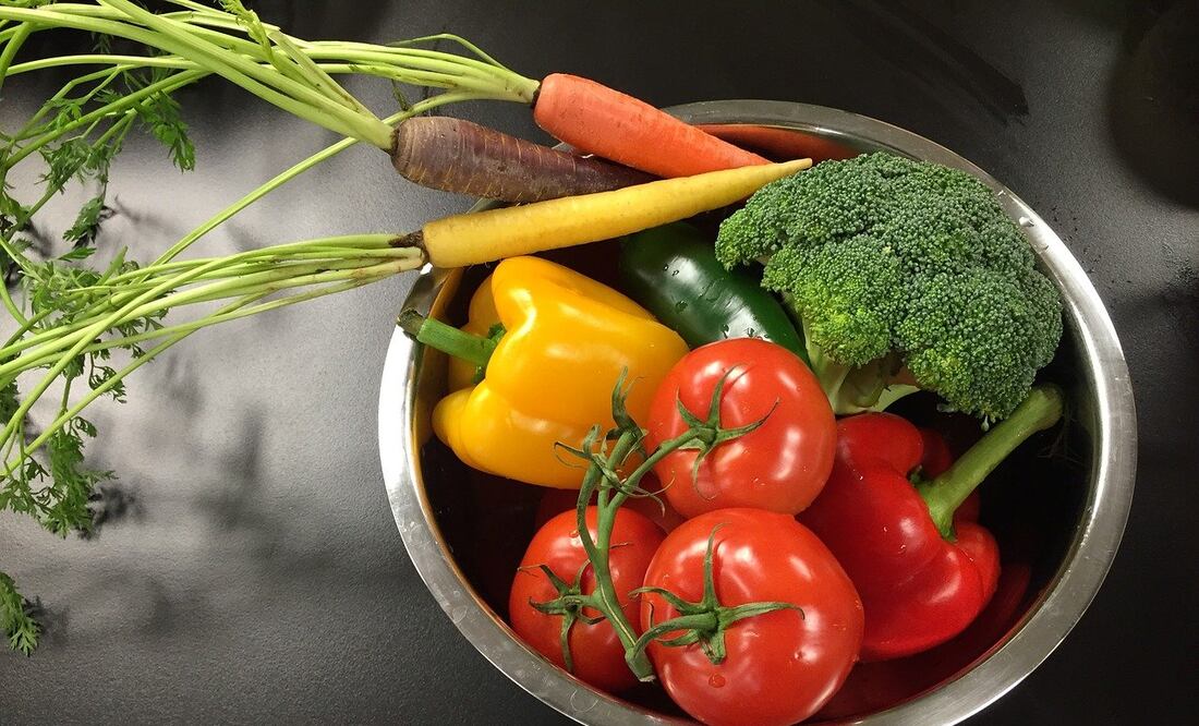 Lavar las frutas y verduras con agua no es suficiente para eliminar microorganismos dañinos / Foto: Pixabay