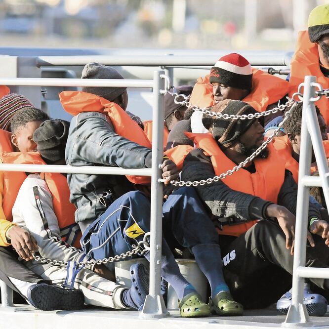 Migrantes que estaban varados en el Mediterráneo desembarcaron el pasado 13 de abril, en Malta. Su situación se define entre la muerte, la deportación o el aislamiento, mientras que los ricos obtienen el visado si invierten en algún país de la UE. MATTHE 
