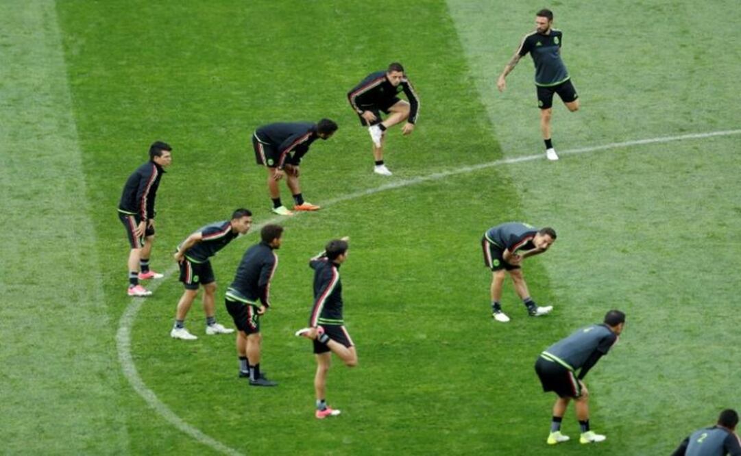 Mexico's Javier Hernandez with team mates during training - Photo: Carl Recine/REUTERS