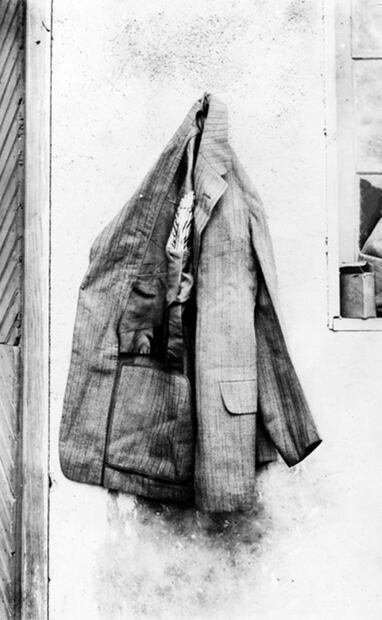 Saco que usó Venustiano Carranza al momento de morir en Tlaxcalantongo. Según los comentarios de Rodolfo Herrero, la ropa podía evidenciar la decisión del presidente para suicidarse, pues tenían marcas de pólvora a quemarropa por su cercanía. Foto: Mediateca INAH.