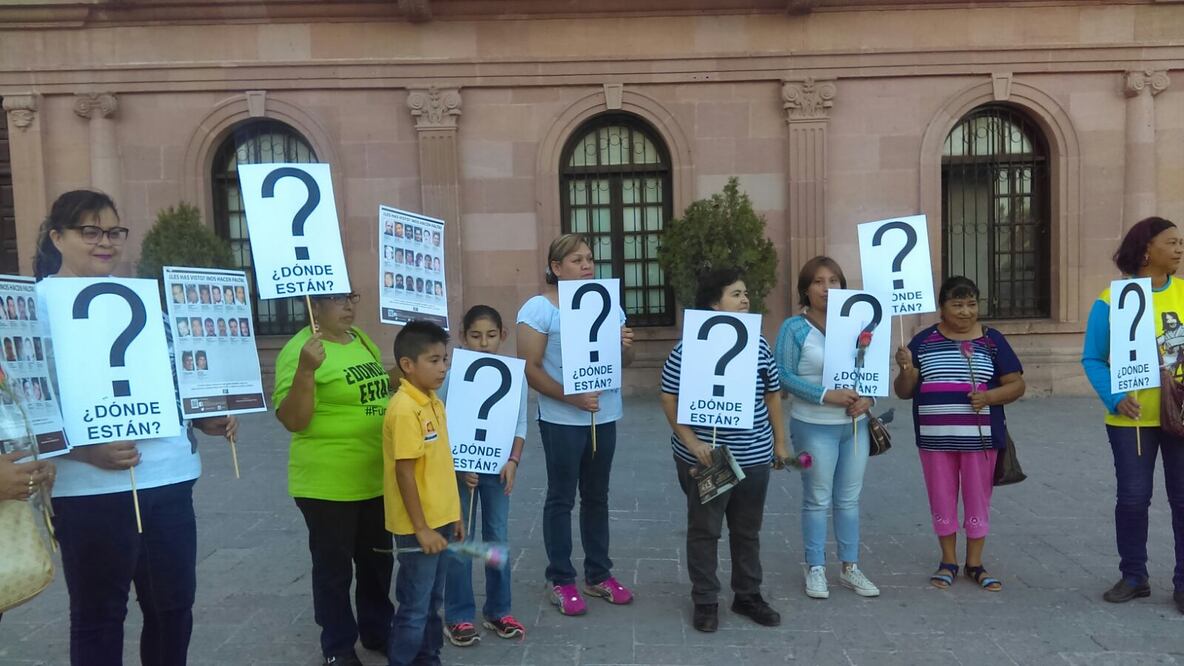 Una treintena de madres que buscan a sus hijas o hijos desaparecidos y familiares se sumaron a la "Marcha por la Dignidad Nacional" en Saltillo (Foto: Hilda Fernández / EL UNIVERSAL)