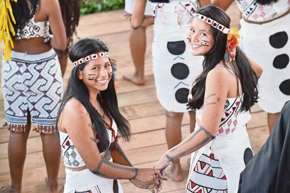 Decenas de jóvenes realizaron ayer un baile tradicional para recibir al papa Francisco en el hogar infantil Principito, en Puerto Maldonado. (LUCA ZENNARO. EFE)