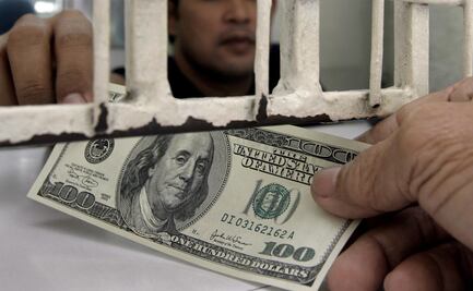 Dólar se cotiza en más de 24 pesos tras recortes a notas de México y Pemex