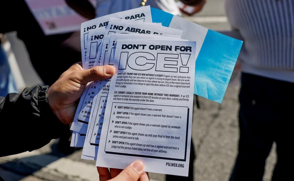 Activistas reparten panfletos con medidas de seguridad ante la ICE. (01/02/25) Foto: EFE