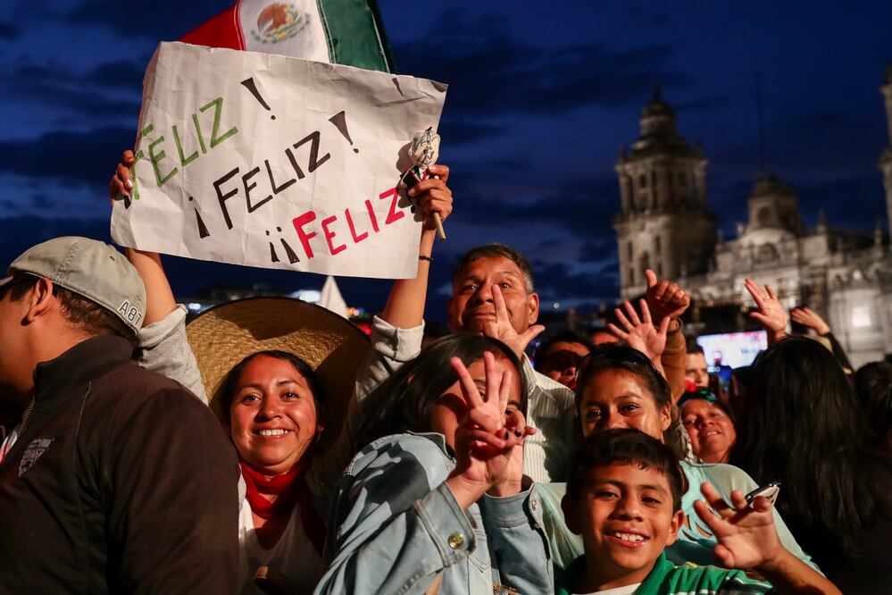Asistentes a la plancha del Zócalo capitalino para conmemorar el 209 Aniversario de la Independencia de México / FOTO: Diego SImón. EL UNIVERSAL