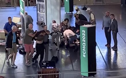 El agresor de Salman Rushdie enfrentará cargos por intento de homicidio y ataque