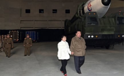 Kim Jong-un, líder de Norcorea, muestra por primera vez en público a su hija