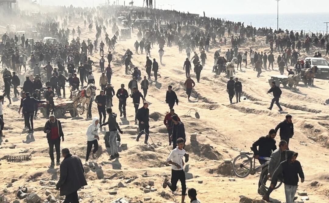 Palestinos esperan a recibir ayuda humanitaria en una playa en Ciudad de Gaza, en la Franja de Gaza, el domingo 25 de febrero de 2024. Foto: AP