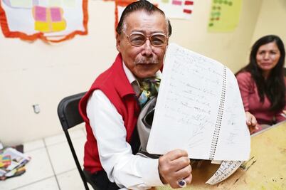 Con 82 años don Enrique tiene hambre de aprender 