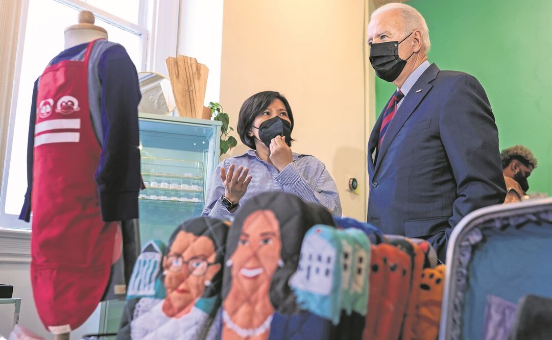 Viboonrattana Honey, propietaria de la tienda Honey Made, con el presidente Joe Biden, ayer en Washington. Foto: Oliver Contreras/ EFE