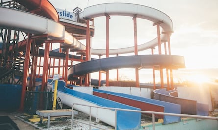 Hombre queda atrapado en tobogán y tardan en encontrarlo