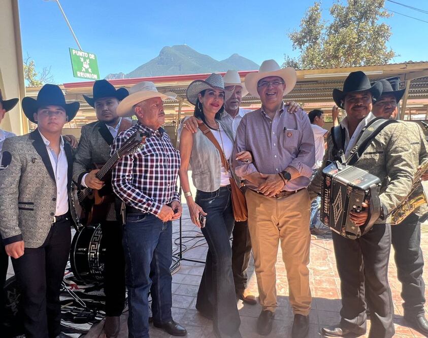 Marcelo Ebrard con la Unión Ganadera Regional de Nuevo León Foto: Especial