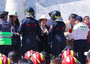 Clara Brugada entrega reconocimientos a policías, bomberos y funcionarios capitalinos por su labor en emergencias