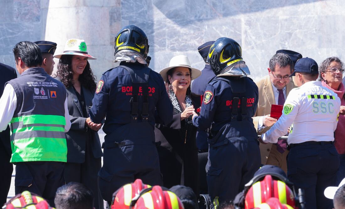 Clara Brugada entrega reconocimientos a policías, bomberos y funcionarios capitalinos por su labor en emergencias. (Foto: especial)