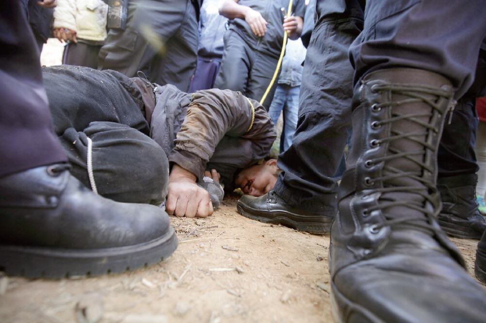 Javier fue mantenido amarrado a un árbol, mientras docenas de personas le lanzaban improperios, le jalaban el cabello y lo amenazaban de ser colgado o quemarlo con gasolina (JORGE ALVARADO. EL UNIVERSAL)