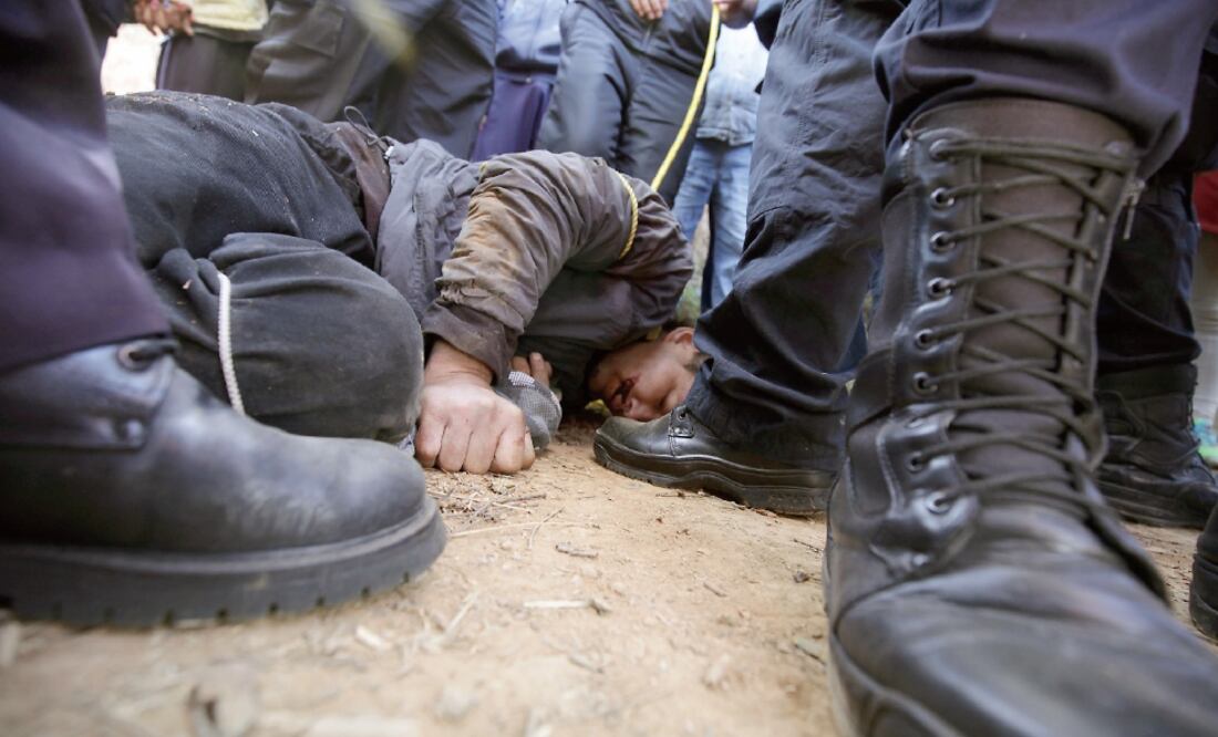 Javier fue mantenido amarrado a un árbol, mientras docenas de personas le lanzaban improperios, le jalaban el cabello y lo amenazaban de ser colgado o quemarlo con gasolina (JORGE ALVARADO. EL UNIVERSAL)