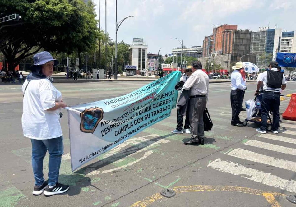 Marchan policías activos y jubilados del Centro al Zócalo; generan afectaciones viales. Foto: Juan Carlos Williams / EL UNIVERSAL