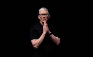 Trump elogia a Tim Cook; dice que Apple rindió más que con Steve Jobs