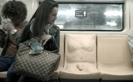 Protestan con asiento "sólo para hombres" en el Metro