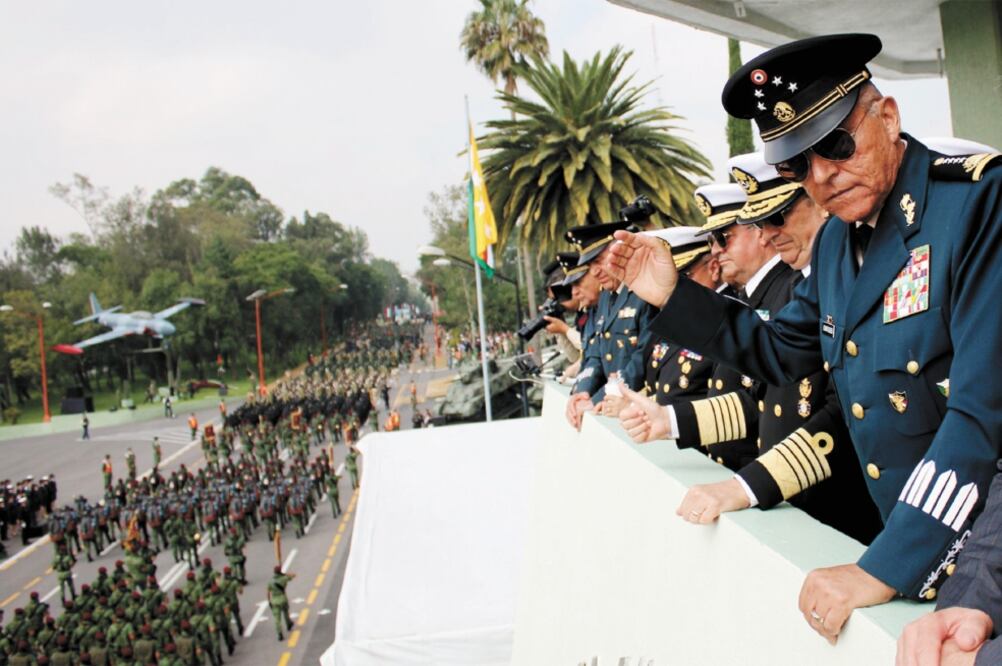Salvador Cienfuegos (primero de der. a izq.), titular de la Sedena, y Vidal Francisco Soberón Sanz (segundo de der. a izq.), secretario de Marina, supervisaron los ensayos del desfile militar de mañana. Foto: SEDENA