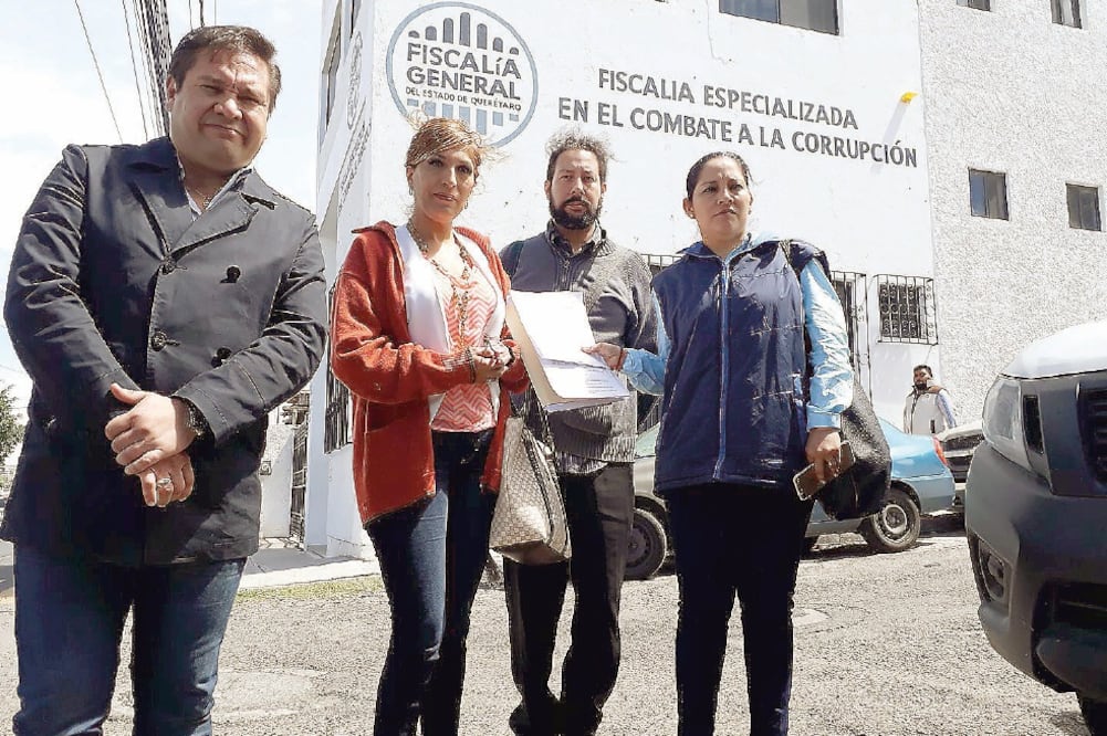Representantes de Consenso Ciudadano por Querétaro acudieron a la fiscalía anticorrupción a presentar una denuncia contra Ricardo Anaya. (ESPECIAL)
