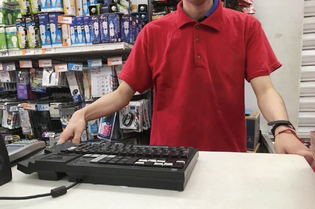 Oswaldo, cajero en un minisúper, señala que con un año y tres meses de experiencia ha aprendido a distinguir a las personas que entran a la tienda y salen de ella con objetos que no pagaron (BERENICE FREGOSO)