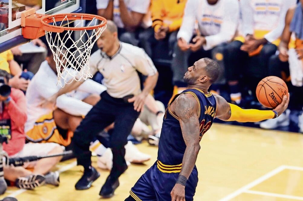 El “Rey ” es ahora el tercer mejor anotador en Playoffs. (BRIAN SPURLOCK. USA TODAY SPORTS)