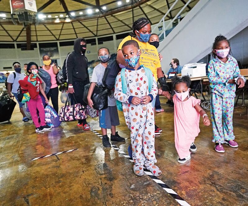 Familias se alistan para evacuar Lake Charles, Louisiana, ante Laura. GERALD HERBERT. AP
